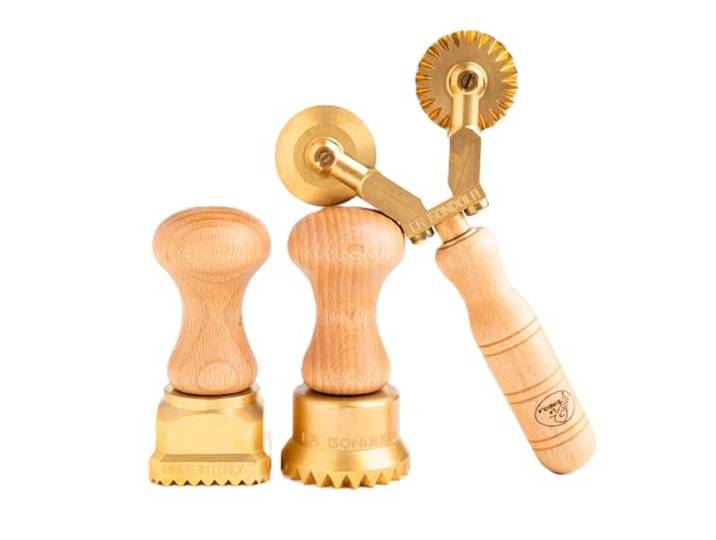 La Gondola 3er Set Pasta-Werkzeuge - Quadratische Gewellte 45x45mm & Runde Gewellte 50mm Ravioli Stempel & Doppeltes Teigrädchen (Gewellte & Glatte) Messing & Naturholz Made in Italy