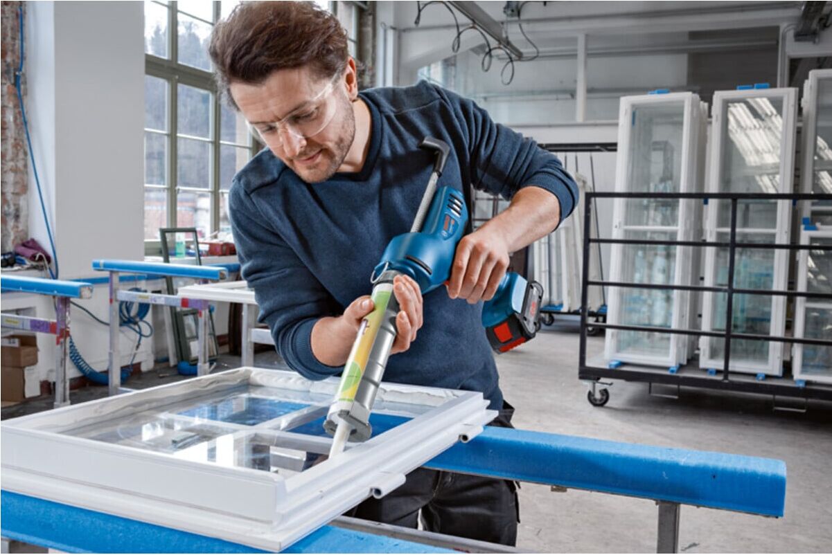 Bosch Professional GCG 18V-310 Akku-Kartuschenpresse mit L-BOXX - Leistungsstarke und komfortable Kartuschenpresse für verschiedene Dicht- und Klebstoffe, 06019C4100)