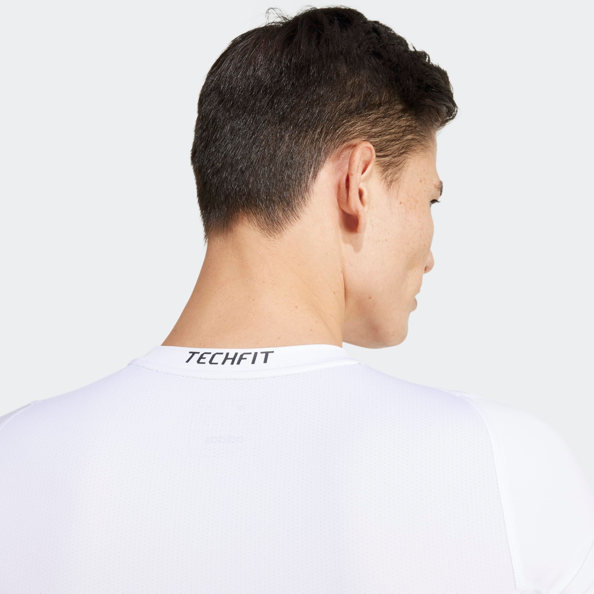 T-Shirt ADIDAS PERFORMANCE "TECHFIT COMPRESSION TRAINING", Herren, Gr. S, weiss (weiß), Obermaterial: 83% Polyester, 17% Elasthan, Rundhals, Shirts T-Shirt weiß S