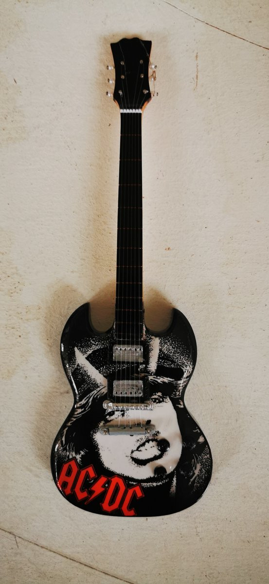 AC/DC Miniatuur Gitaar Rock Portrait – Houten Rock Decoratie met Standaard – Hoogte: 25 cm