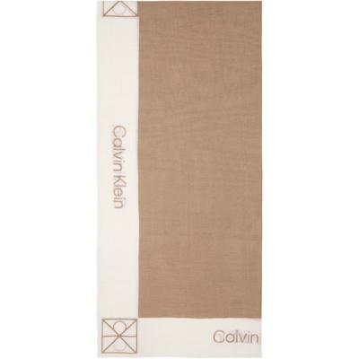 Modetuch CALVIN KLEIN JEANS "LINEN BLEND EMBLEM PAREO SCARF", Damen, beige (desert taupe, weiß alyssum), Web, Materialmix, unifarben, Modetücher, Mit Farbkontrasten