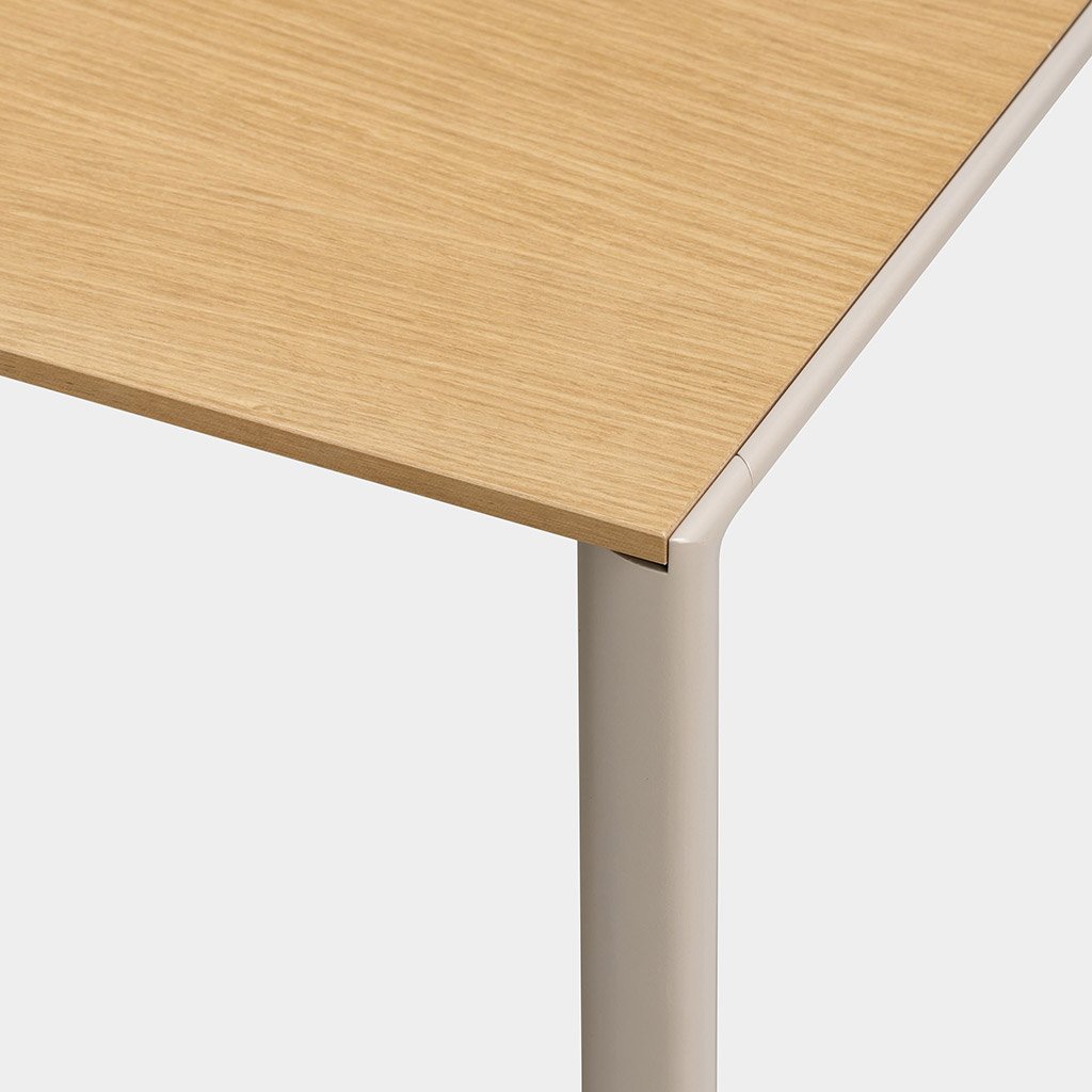 Kristalia Maki Holz Indoor Tisch (Tischplatte europäische Eiche Holzfurnier, Bei... Tischplatte europäische Eiche Holzfurnier, Beine sandgrau lackiertes Aluminium (farbähnlich RAL 9002) | 90 x 189cm 01MAK53F