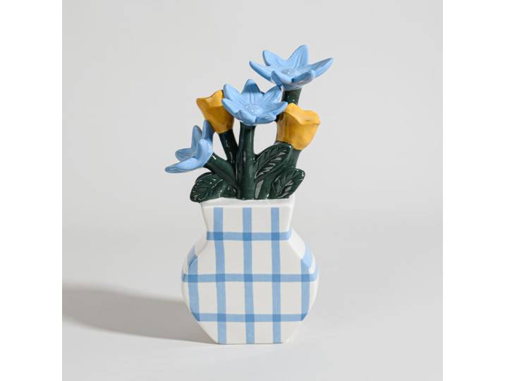 Weiße und blaue Steingutvase mit Blumenfigur, H 30 cm