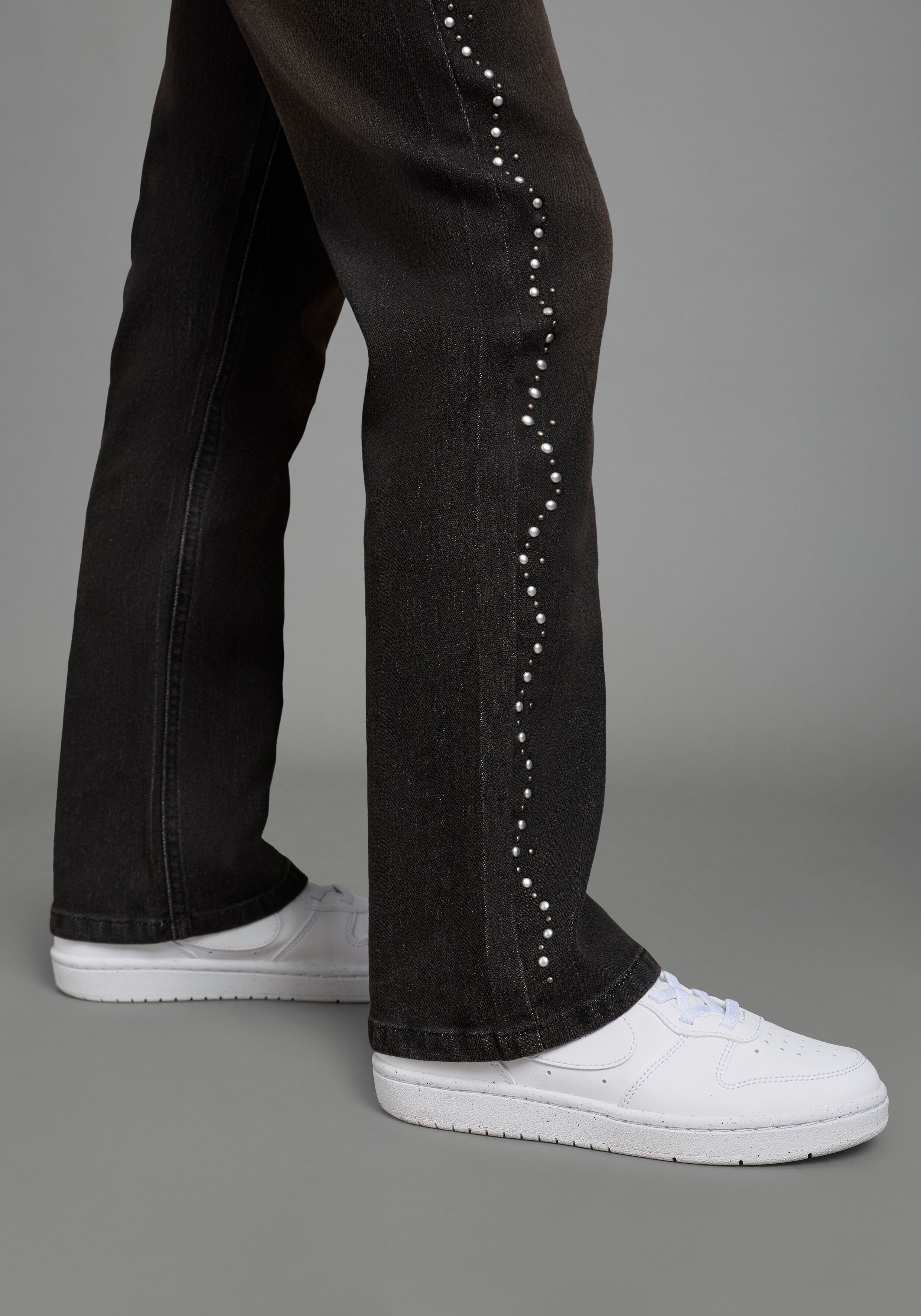 Bootcut-Jeans BRUNO BANANI "Stretchjeans mit Nieten an Seitennaht, perfekter Modeartikel", Mädchen, Gr. 140, N-Gr, schwarz (schwarz denim), Denim/Jeans, Obermaterial: 51% Baumwolle, 45% Polyester, 2% Elasthan, 2% Viskose, Abriebeffekte, bootcut fit lang, 