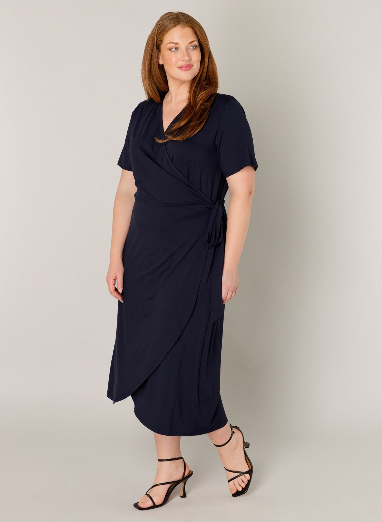 Wickelkleid BASE LEVEL CURVY "Abbie", Damen, Gr. 48, N-Gr, Kurzarm, Jersey, blau (navy dunkelblau), Jersey, Obermaterial: 94% Viskose, 6% Elasthan, unifarben, figurumspielend ca. Mitte Wade, V-Ausschnitt, Kleider Wickelkleid, Weich fliessende Viskose-Misc