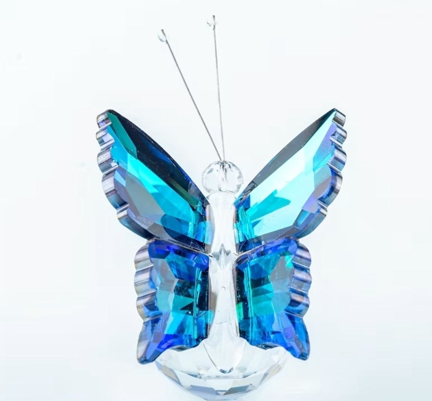 Blauwe vlinder op een kristallen bol voor decoratie