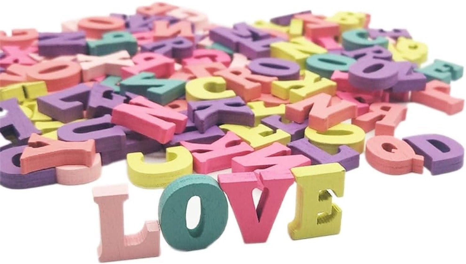 Set van 200 kleurrijke houten letters voor creatieve DIY-projecten en decoratie