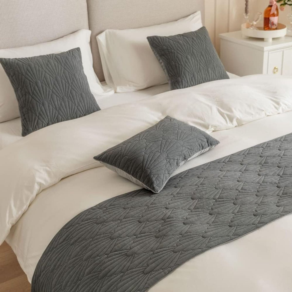 Waterdichte en stofbestendige bedloper voor slaapkamer decoratie in meerdere kleuren