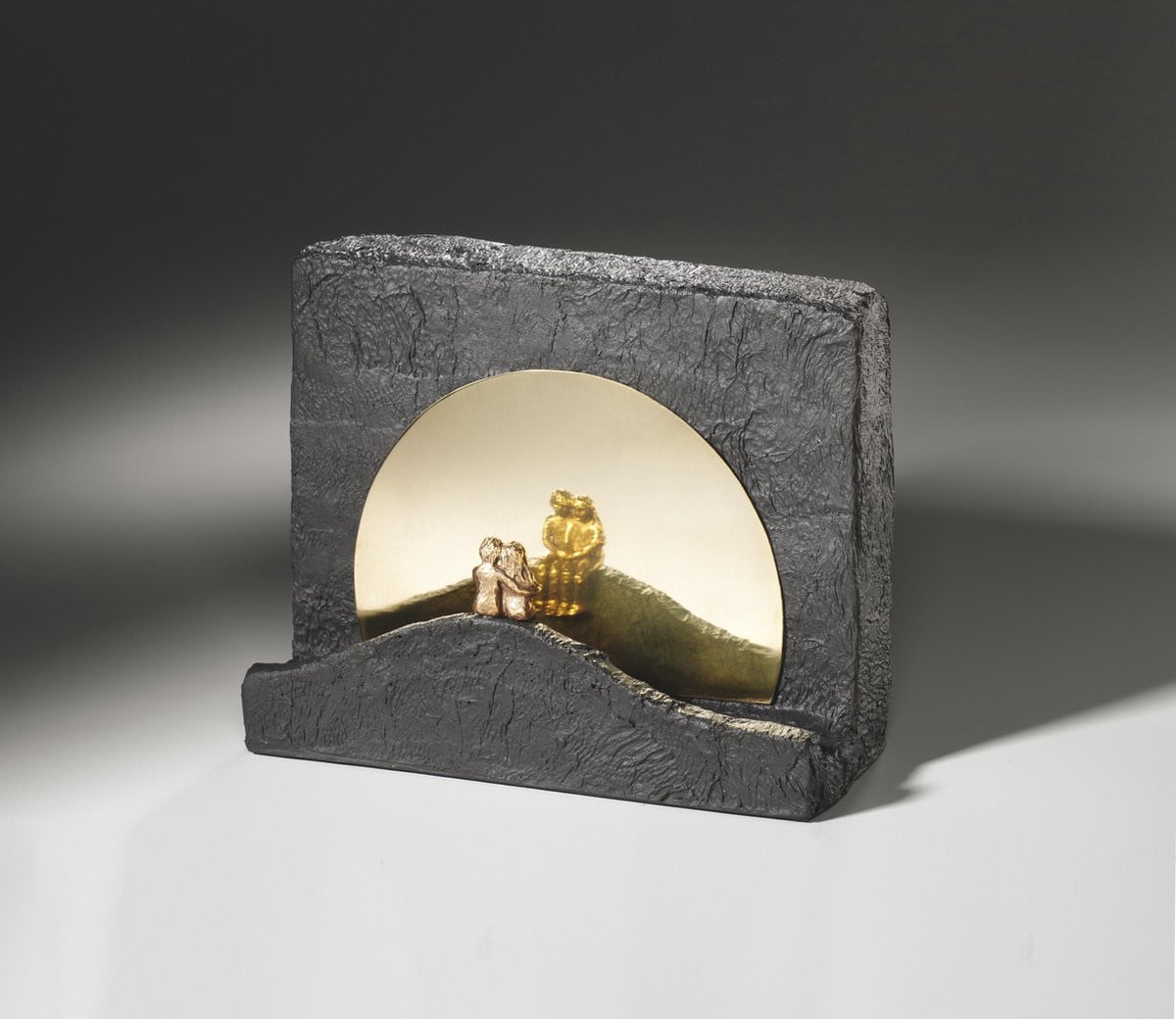 Handgemaakt bronzen beeld sculptuur Stilte met twee personen bij zonsondergang op stenen sokkel