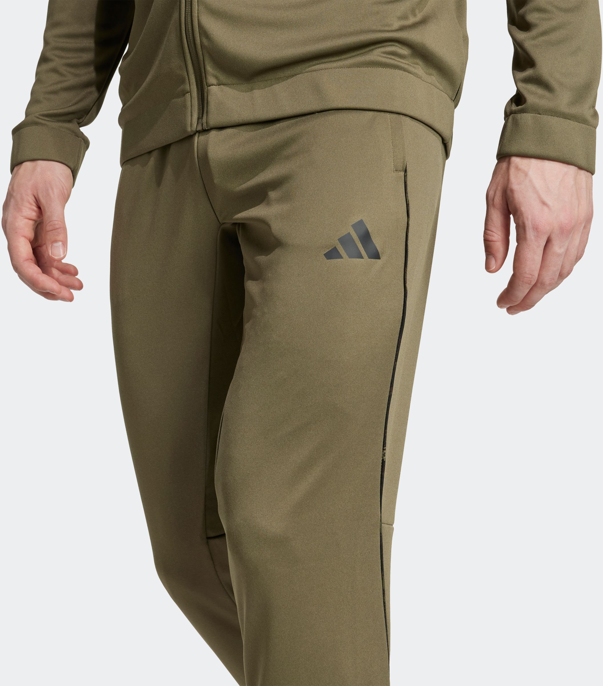 Sporthose ADIDAS PERFORMANCE "TRAIN ESSENTIALS SAISONALE", Herren, Gr. S, N-Gr, grün (olive strata, normal, gr.), Obermaterial: 100% Polyester, Hosen Sporthose, mit Camo-Paspelierung, aus dehnbarem Strickmaterial, aus Polyester
