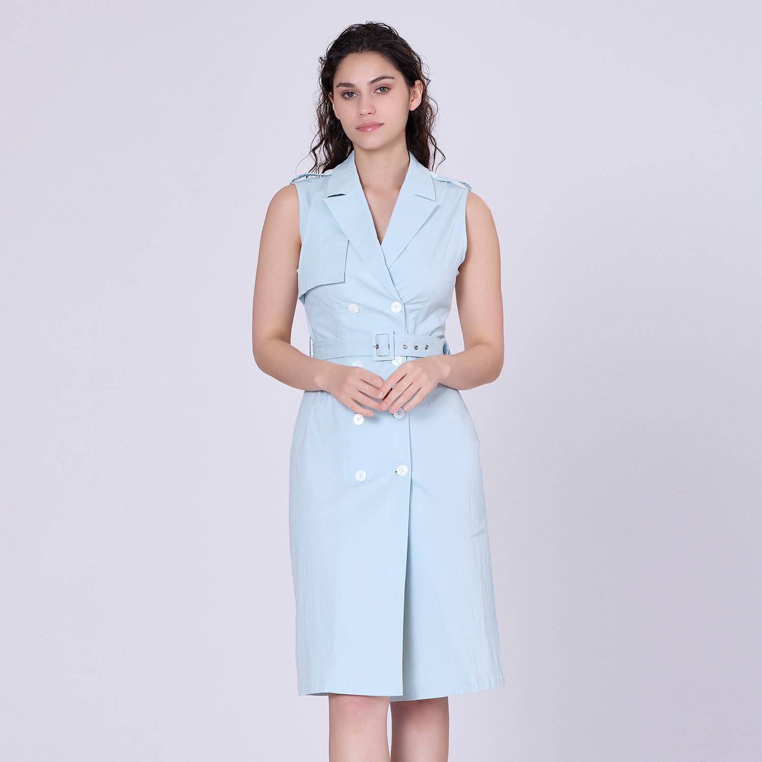 Zweireihiges, ärmelloses Kleid im Trench-Stil
