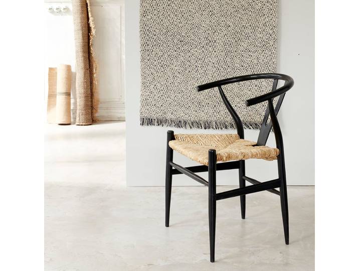 Chaise noire assise tissée en mindy