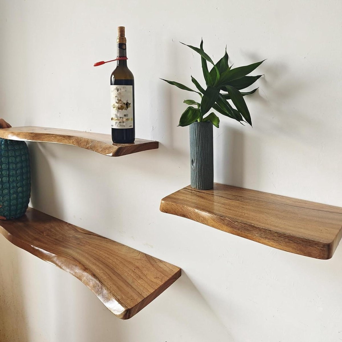 Massief houten zwevende wandplank met natuurlijke boomrand voor decoratie en opslag