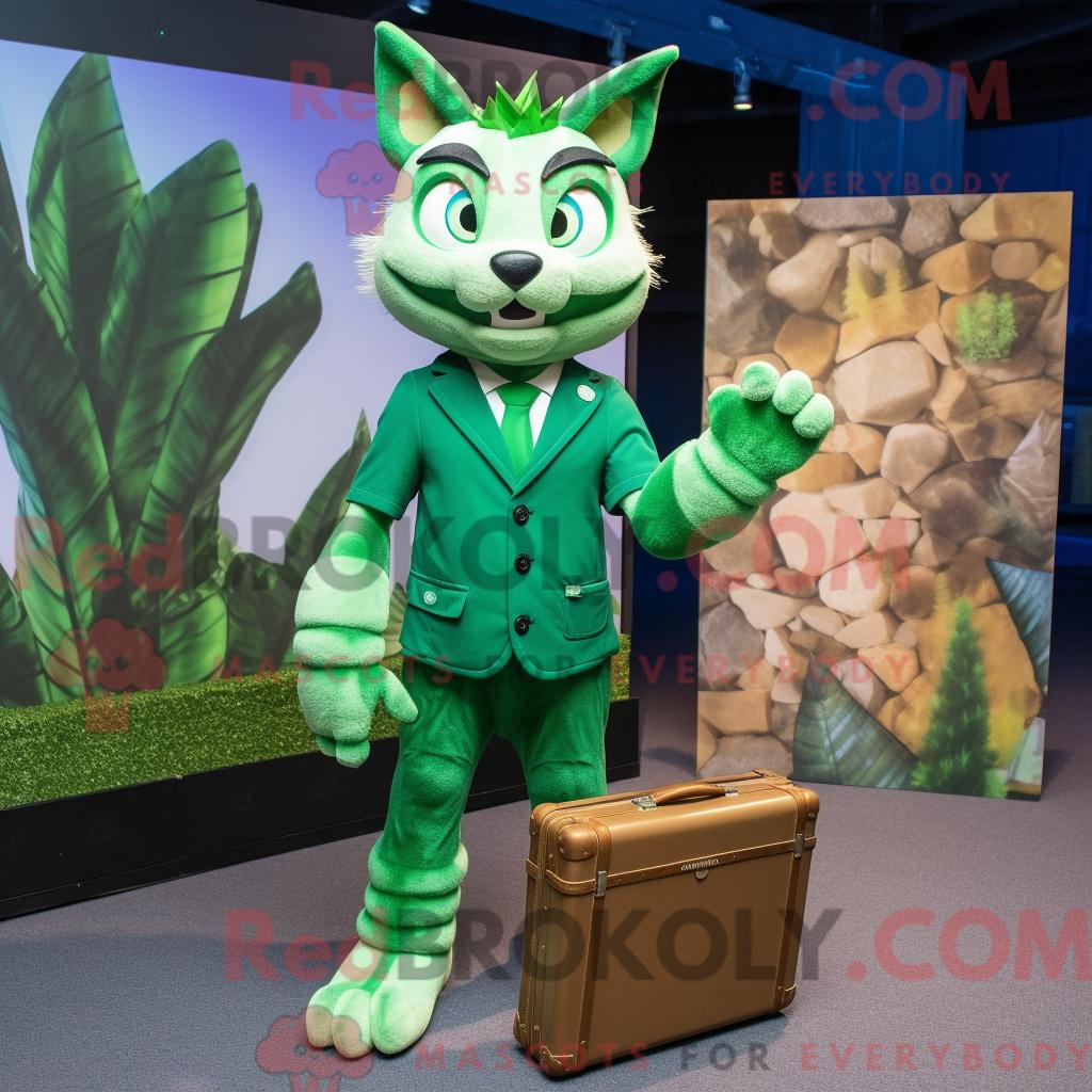 Maskottchenfigur REDBROKOLY eines grünen Luchses mit Spielanzug und Aktentasche