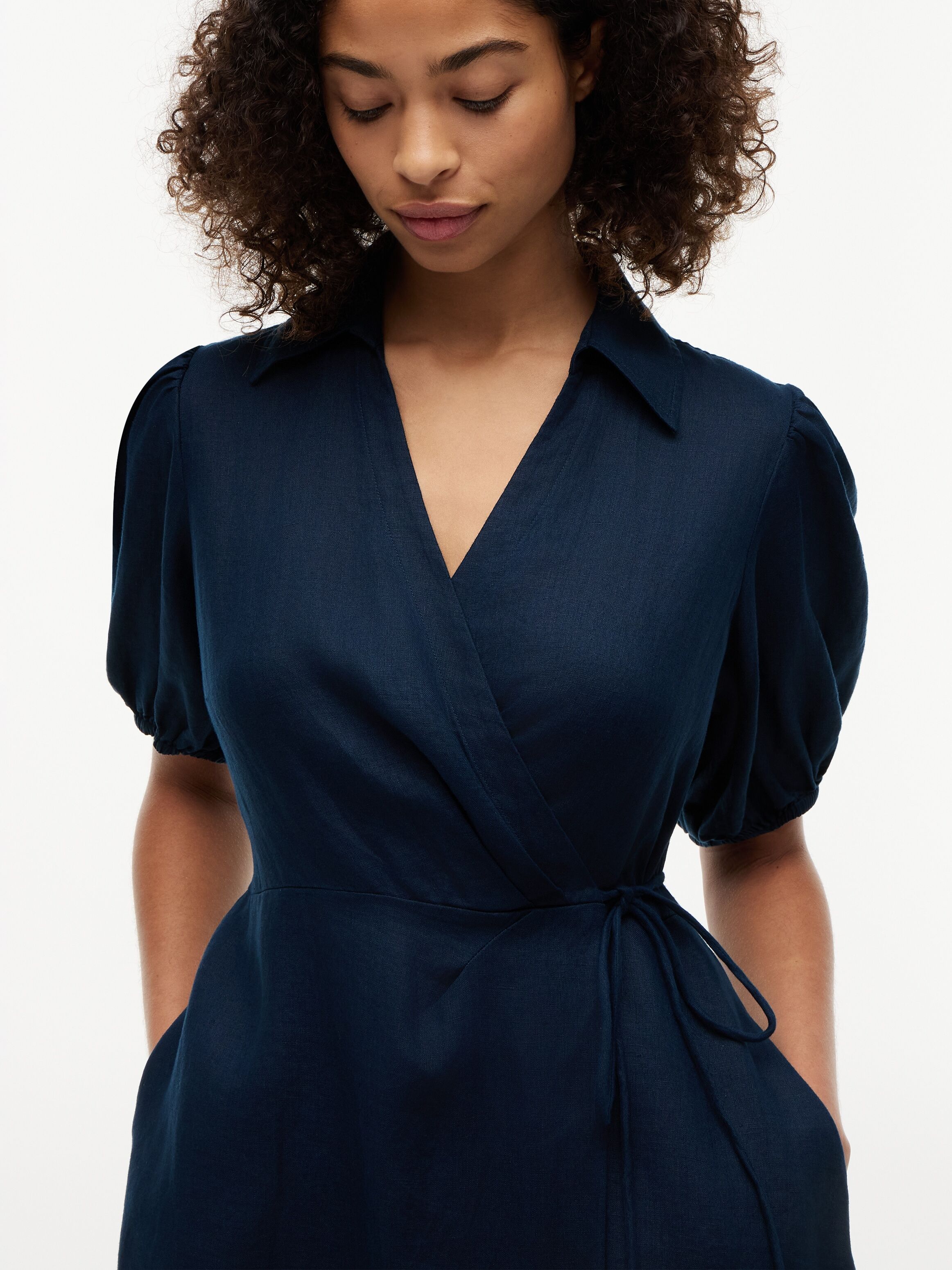 Wickelkleid TOMMY HILFIGER "SUMR LINEN WRAP LNG MIDI DRS", Damen, Gr. 34, N-Gr, Kurzarm, Web, blau (schwarz night navy), Web, Obermaterial: 100% Leinen, unifarben, wadenlang, V-Ausschnitt, elastischer Bund, Kleider Wickelkleid, Leinen, Bindeband