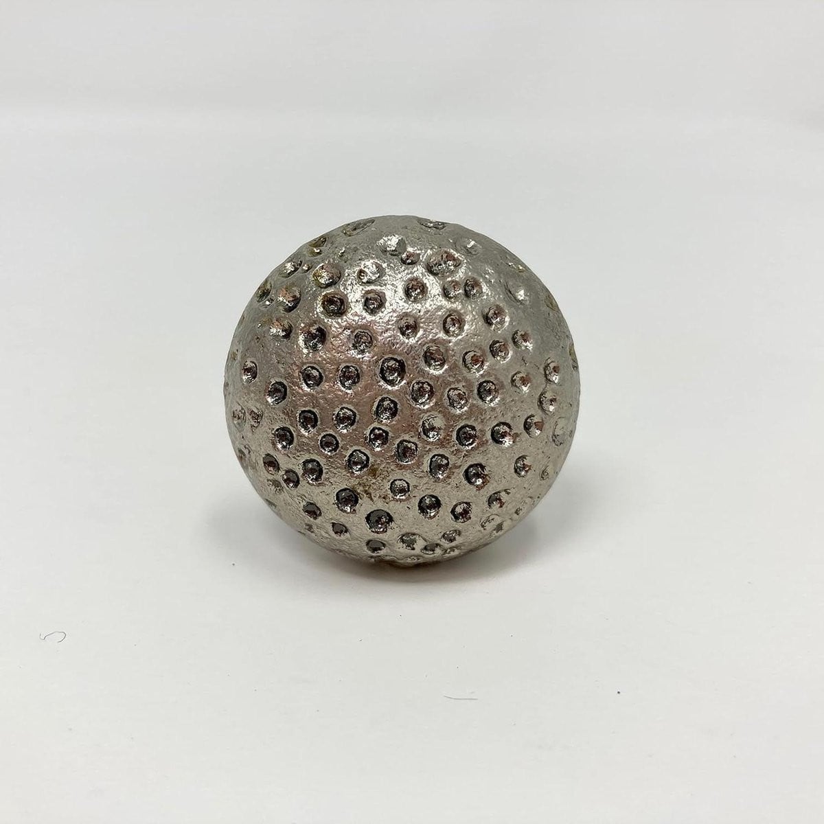 Handgemaakte gehamerde tinnen kastknop Beker voor het upcyclen van meubels - Hartafstand: 91 mm