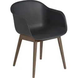 Fiber Sessel schwarz auf dunklen Holzbeinen