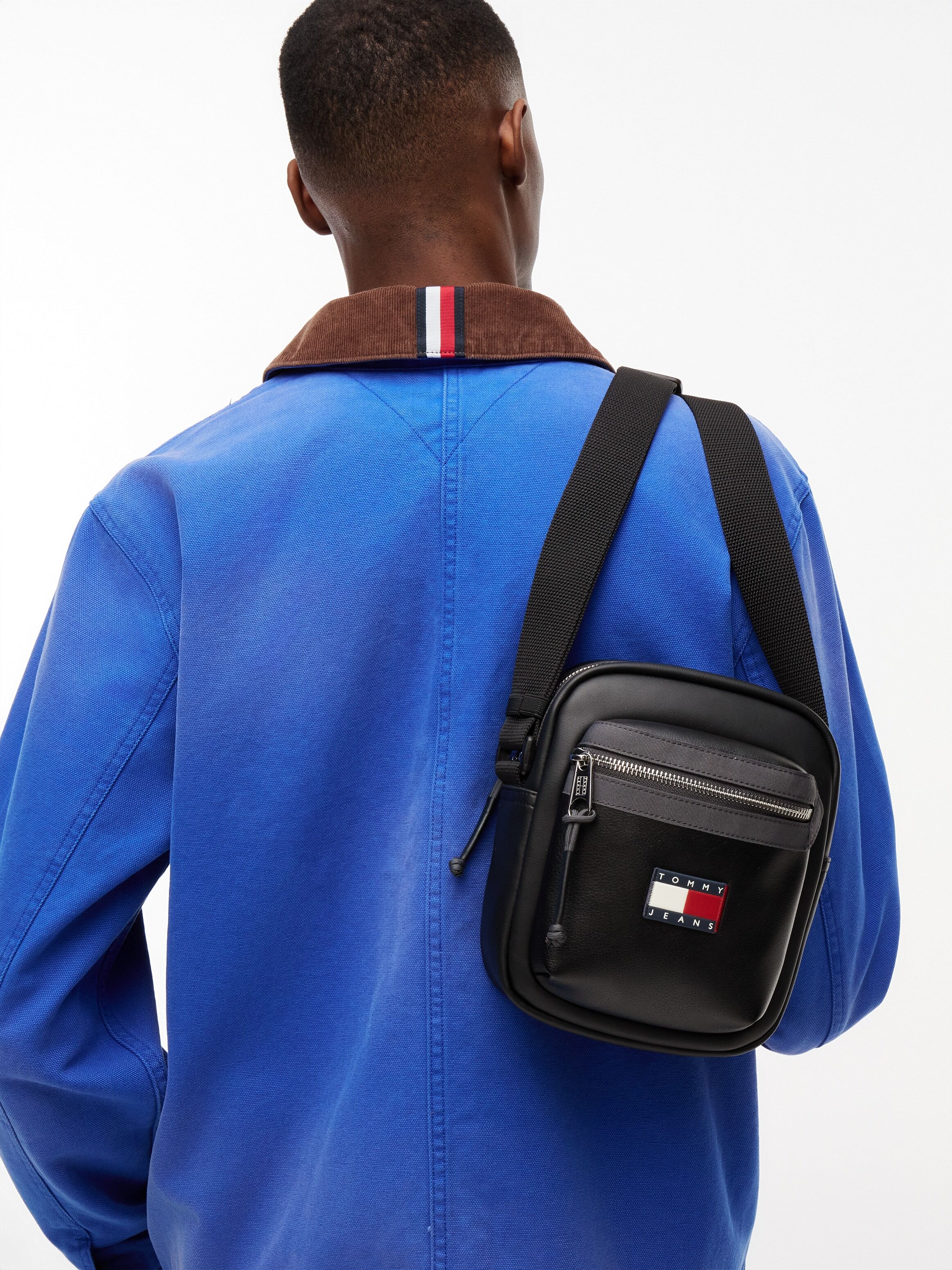 Umhängetasche TOMMY JEANS "TJM ELEVATED PU REPORTER", Herren, Gr. B/H/T: 17cm x 21cm x 7cm, schwarz, Lederimitat, Taschen Umhängetasche, Herren Schultertasche, Crossbodybag mit Logo-Aufnäher schwarz B/H/T: 17cm x 21cm x 7cm