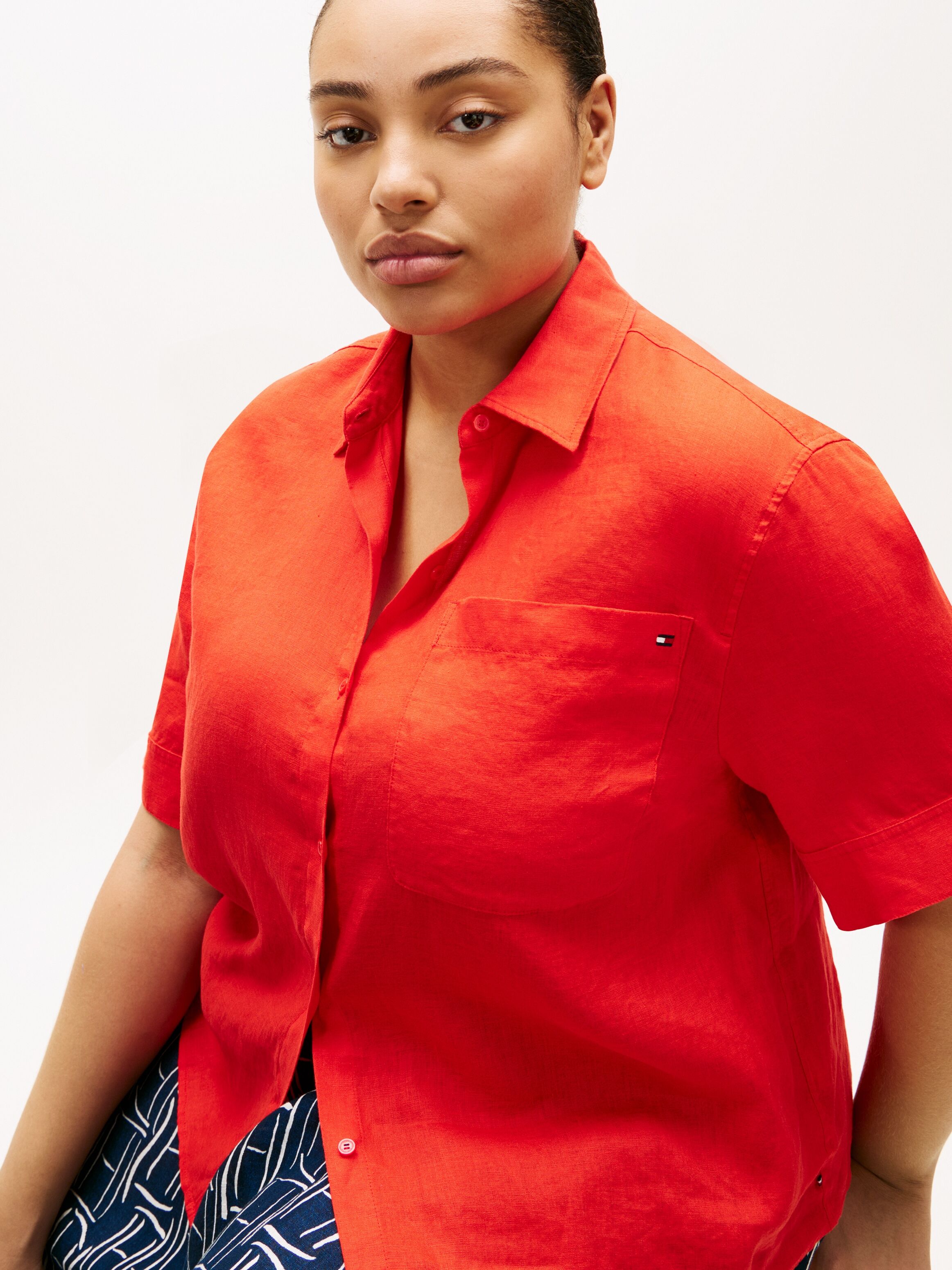 Kurzarmshirt TOMMY HILFIGER CURVE "CRV ESS LINEN SHIRT WITH SS", Damen, Gr. 50, rot (fireworks), Single Jersey, Obermaterial: 100% Leinen, bedruckt, regular fit normal, ohne Ausschnitt, Shirts Kurzarmshirt, in grossen Grössen fireworks 50