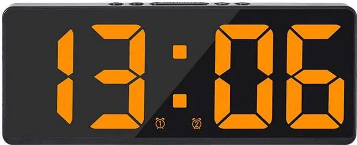 Slimme digitale wandklok met groot LED-display en gele achtergrondverlichting, zwart