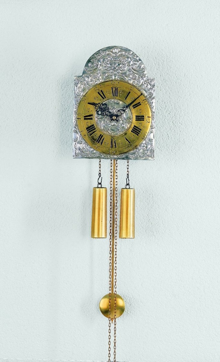 Moderne AMS mechanische wandklok met slinger en analoge wijzers