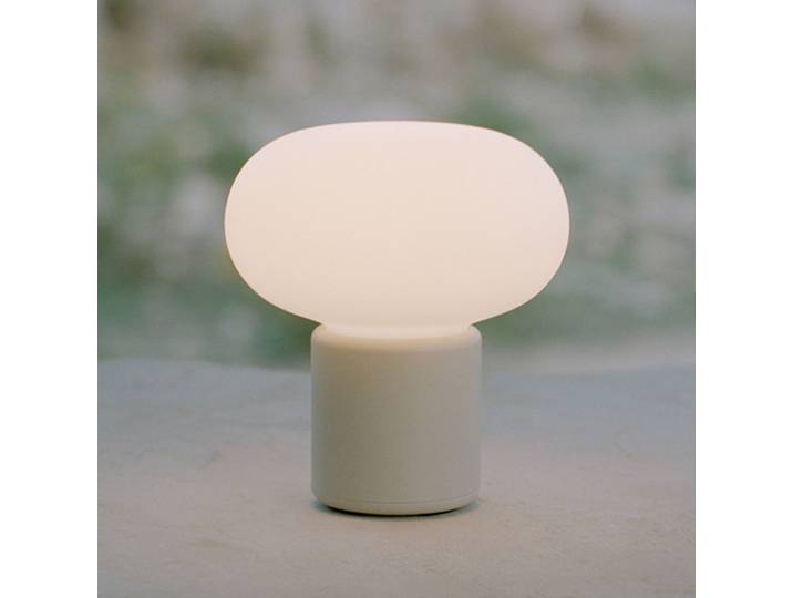 Karl-Johan Portable Tischleuchte IP65 Light Grey - New Works - Terrasse - Design - Kunststoff - Mit Schirm