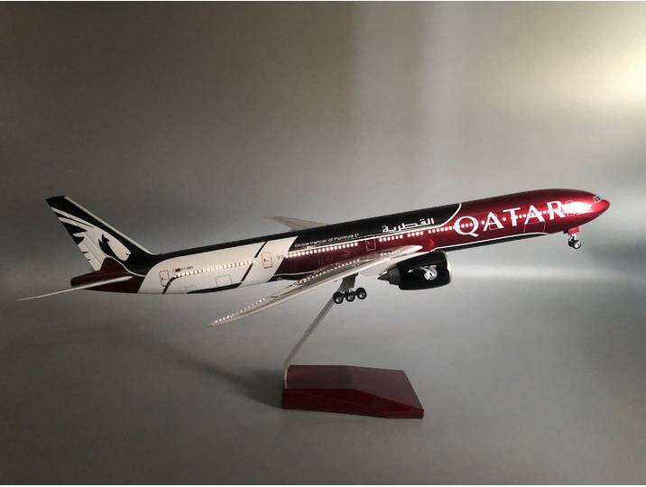 Maquette d'avion Qatar 777-300, 47 cm, réplique en résine, avion de collection avec lumière et roues, objet de collection pour les passionnés d'aviation