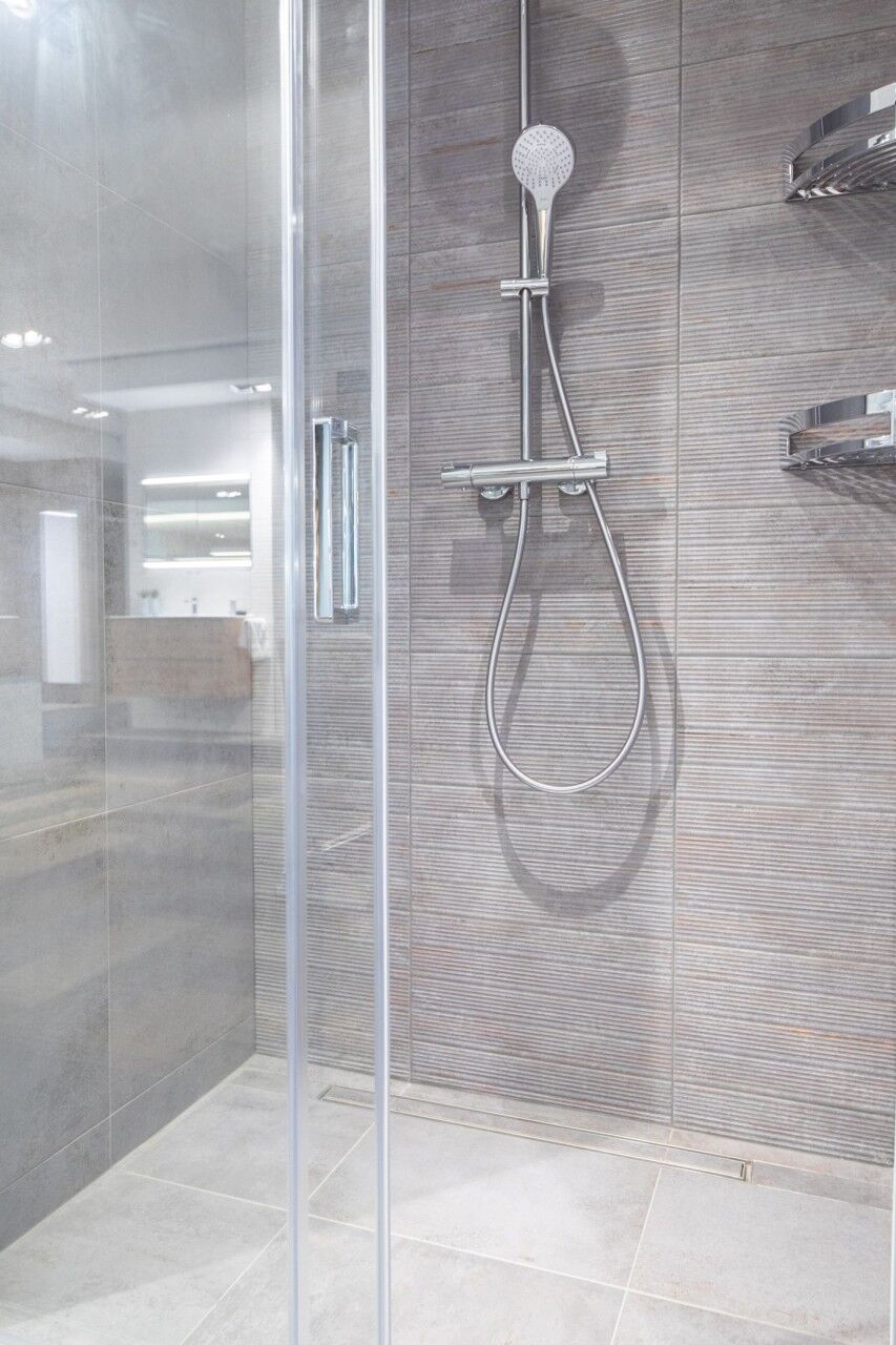 ACO ShowerDrain C, Rinnenkörper, 68,5 cm, Einbauhöhe Oberkante Estrich: 5,7 – 12,8 cm, Aufkantung hi 9010.85.50