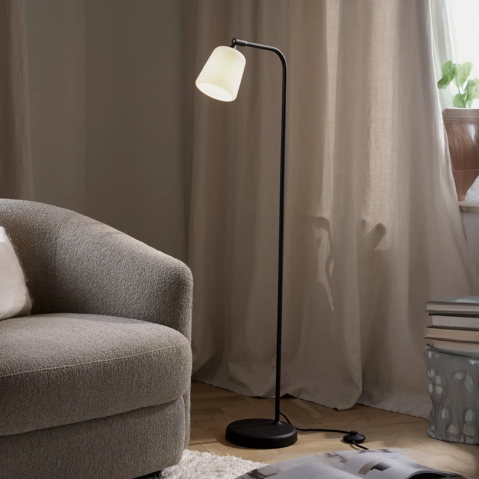 New Works Material Vloerlamp met White Opal Glass voor de woonkamer