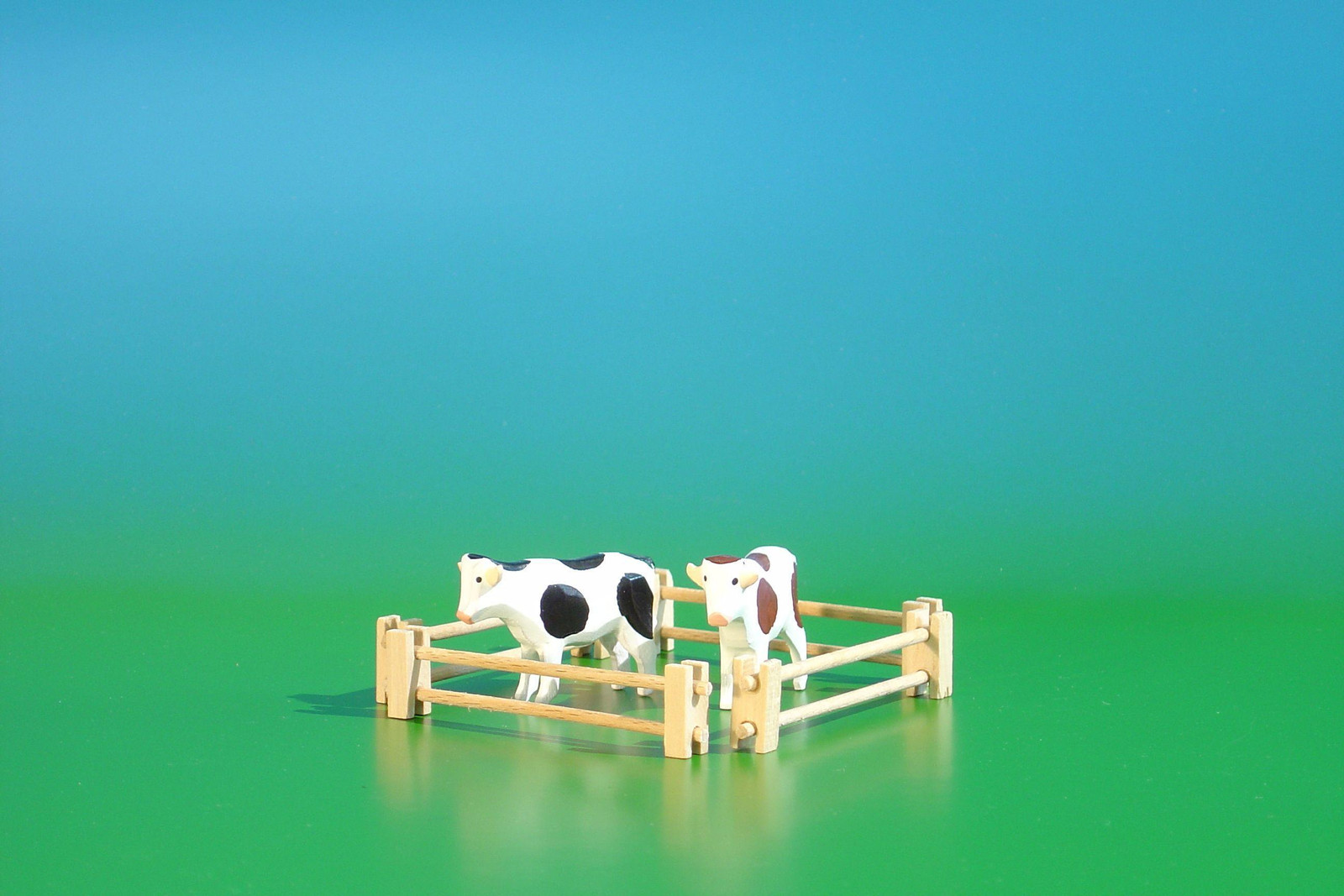 Erzgebirgische Volkskunst Houten koeienfiguren met hek, Hoogte: 3 cm