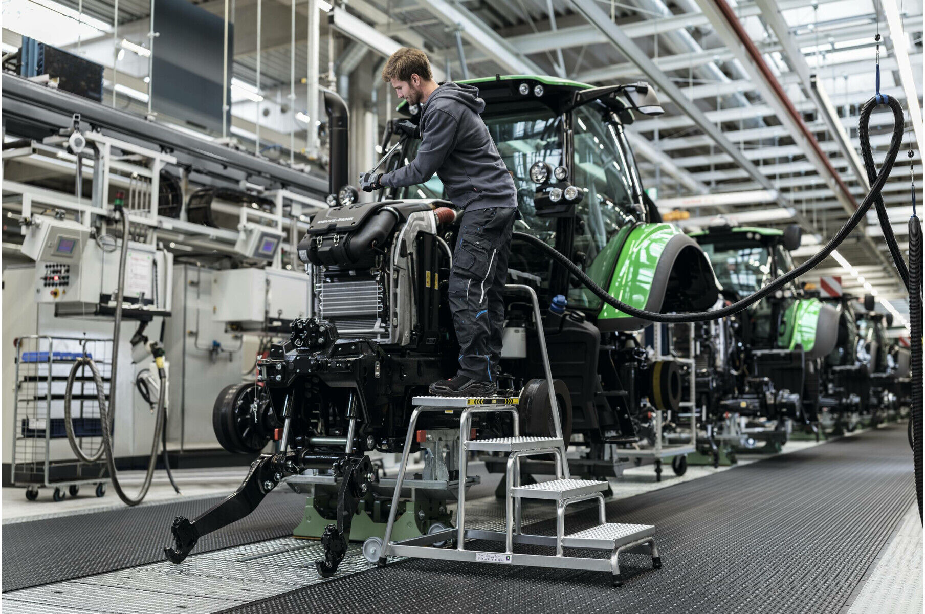 MUNK Aluminium-Arbeitspodest fahrbar Stahl-Gitterrost Handlauf 4 Stufen (051024)