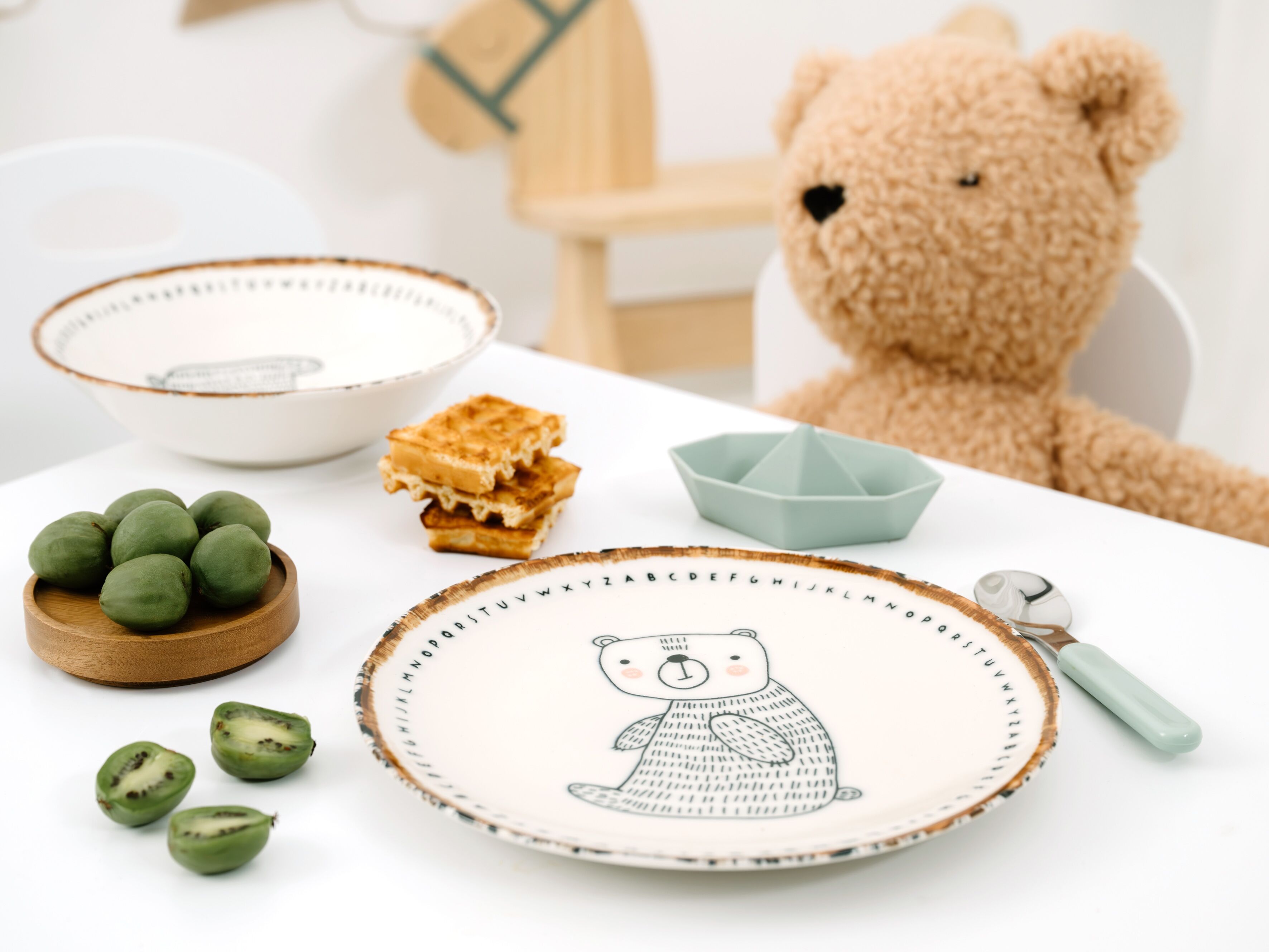 Kindergeschirr-Set CREATABLE "Freunde des Waldes Bär, Kinder Set 3-tlg.", natur, bunt, 3, Steinzeug, Geschirr-Sets, Tiermotive, skandinavischer Stil, unregelmäßiger brauner Rand