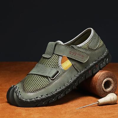 Olivgrüne Herren-Freizeitschuhe aus Mesh mit Klettverschluss, leicht und sportlich, geeignet zum Wandern, Spazierengehen und für Outdoor-Abenteuer.