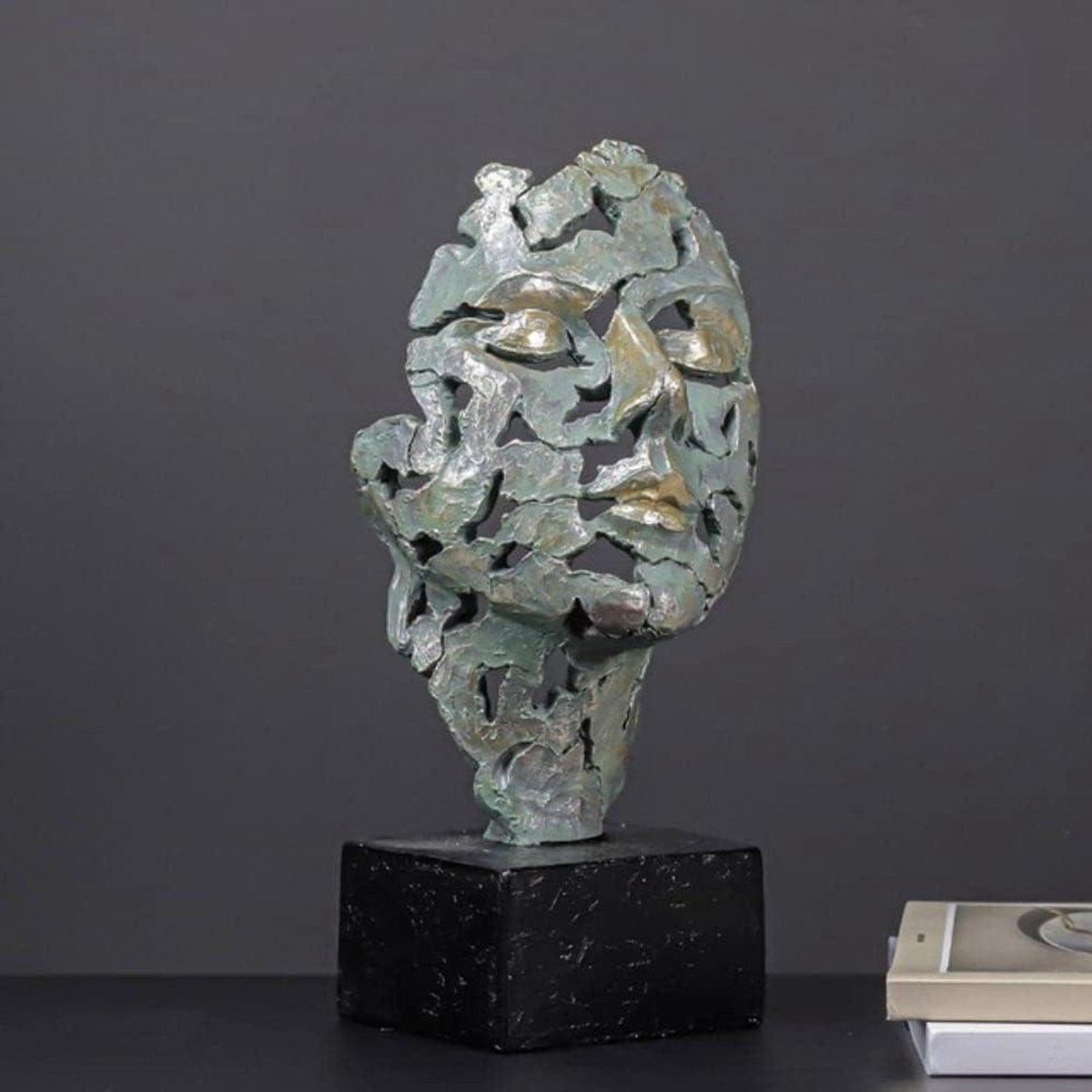 Uniek kunstbeeld van hars met brons effect voor decoratie in de woonkamer