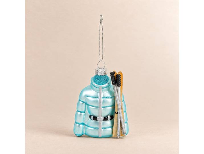 Weihnachtsschmuck: Daunenjacke und Skier in blauem Glas