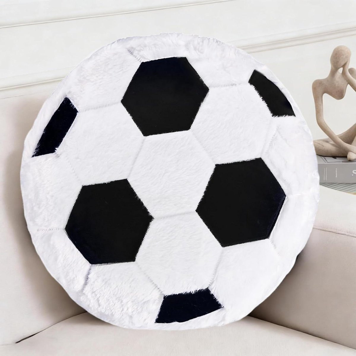 Zitkussen met realistisch voetbal design in zwart wit, 45 x 45 cm