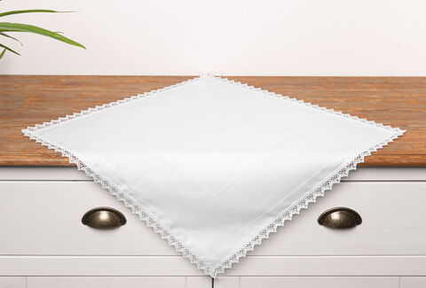 Stickmitteldecke mit Spitze