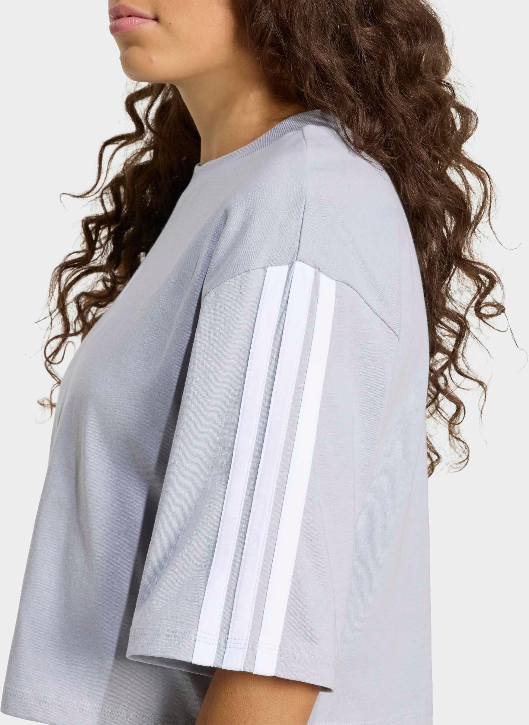 T-Shirt ADIDAS SPORTSWEAR "W 3S SJ TLR T", Damen, Gr. L, grau (halo silber, weiß), Obermaterial: 100% Baumwolle, bauchfrei, Shirts T-Shirt, mit Rundhalsausschnitt, bauchfreie Schnittform, ohne Verschluss halo silber, weiß L