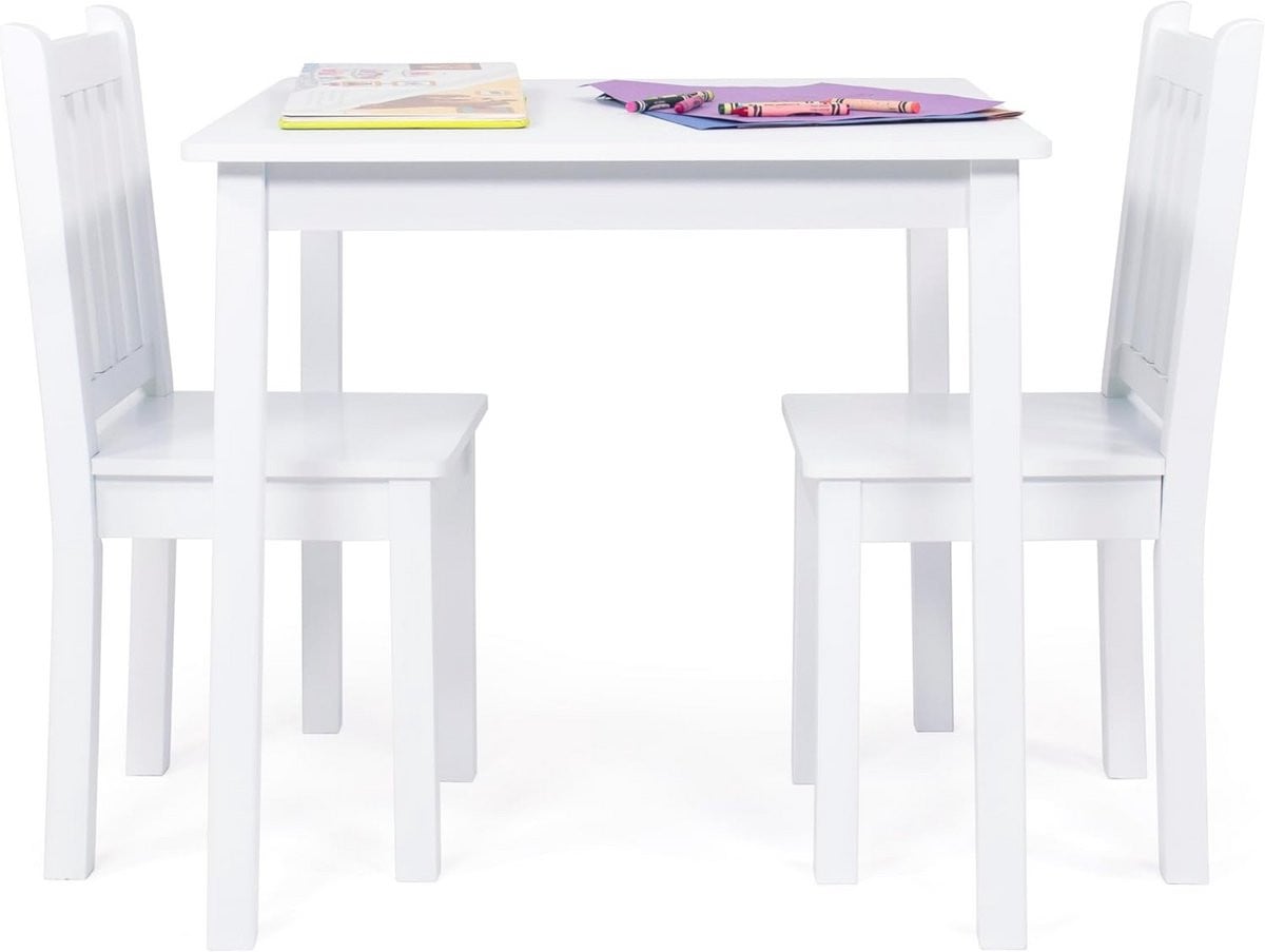 Houten kinder tafelset met 2 stoelen voor de kinderkamer
