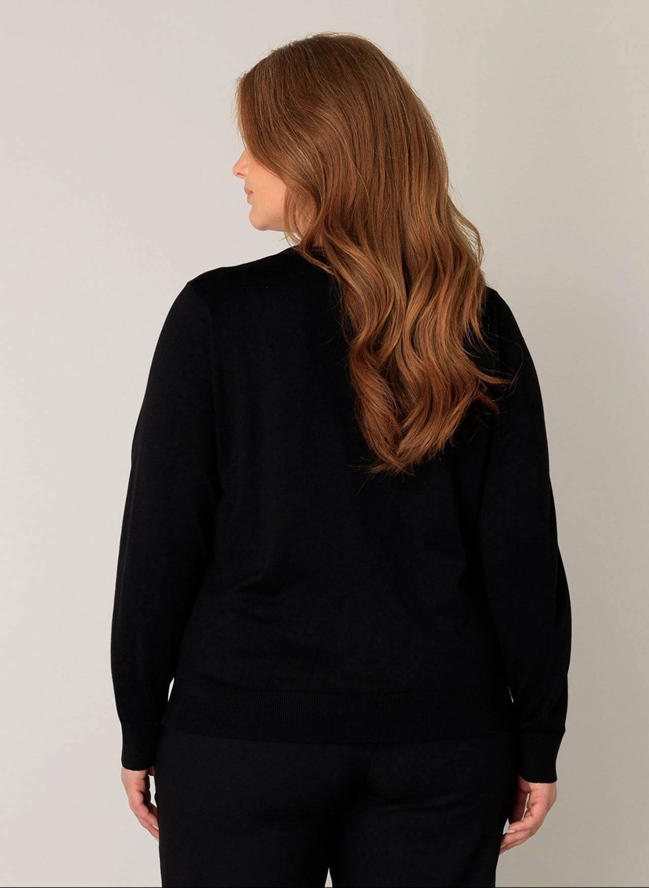 Cardigan BASE LEVEL CURVY "BAS-YVONNE", Damen, Gr. 48, schwarz, Feinstrick, Obermaterial: 80% Viskose, 20% Polyamid, unifarben, normal hüftlang, V-Ausschnitt, Bündchen, Strickjacken Cardigan, mit V-Ausschnitt und Knopfleiste schwarz 48