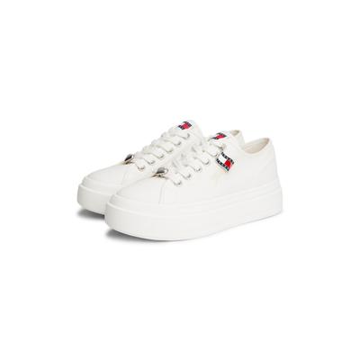 Plateausneaker TOMMY JEANS "TJW FLATFORM SNEAKER CHARMS", Damen, Gr. 41, weiß (ecru), Baumwolle, unifarben, Schuhe Plateausneaker, Halbschuh, Schnürer, Freizeischuh mit kleiner TJ-Flagge als Anhänger