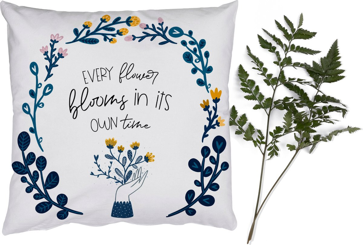PillowMonkey Sierkussen Quotes Every flower blooms in its own time - 50 x 50 cm