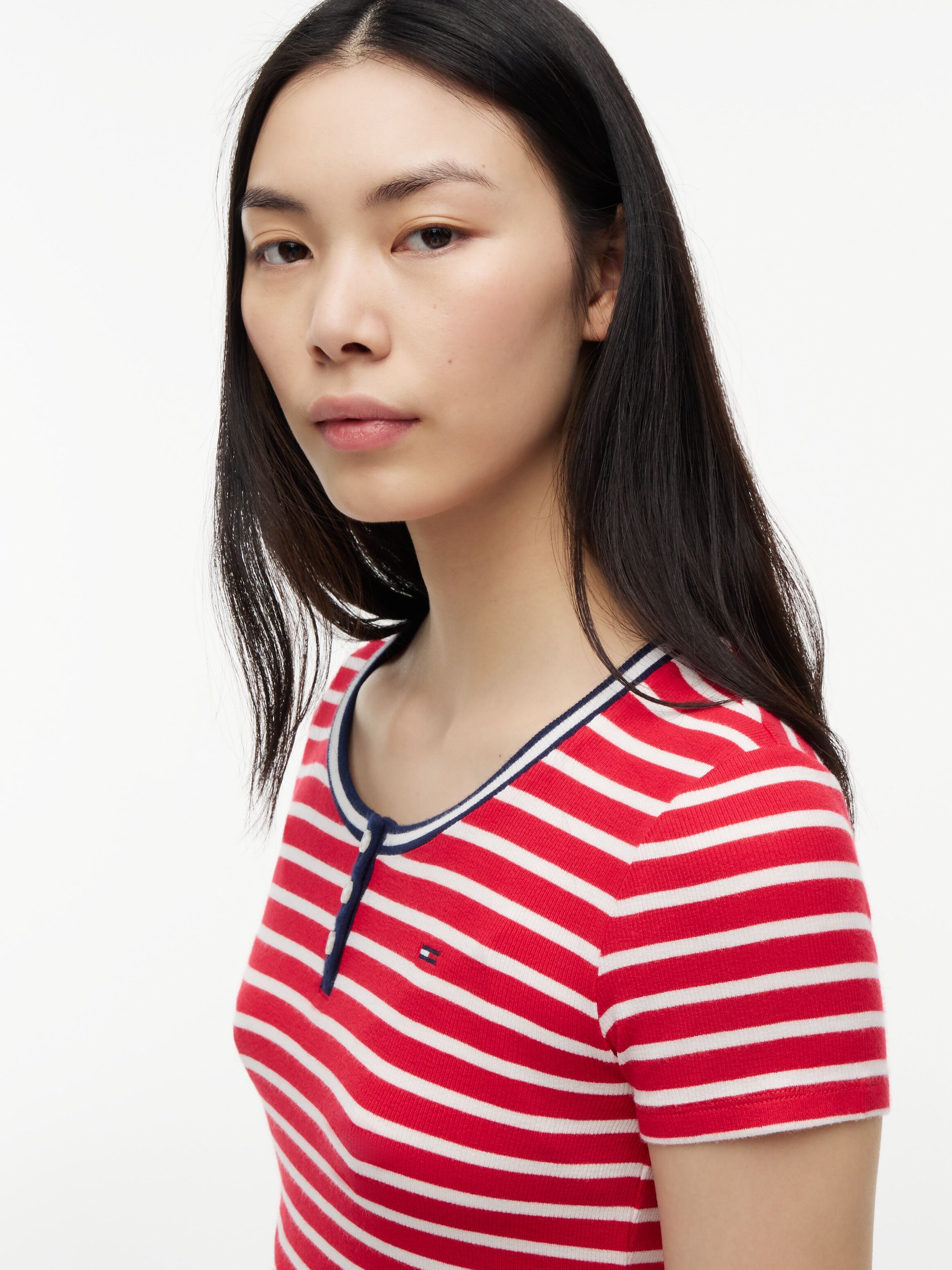 Henleyshirt TOMMY JEANS "TJW SLIM HENLEY SS TEE", Damen, Gr. L (42/44), rot (amaryllis rot, stripe), Single Jersey, Obermaterial: 95% Viskose, 5% Elasthan, gestreift, slim fit normal, Rundhals, Shirts Henleyshirt, Viskosemischung, slim fit amaryllis rot, 