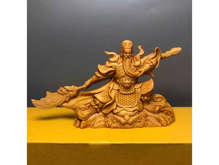 Statue de Guan Yu sculptée en bois pour tableau de bord de voiture - Figurine de dieu gardien chinois, décoration intérieure en bois de luxe et protection de voyage