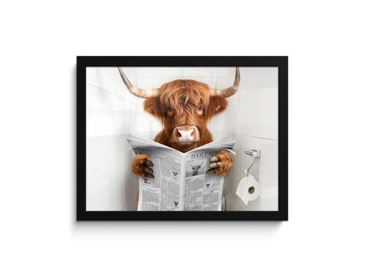 MuchoWow Poster MIT Rahmengerahmtes Bild - Schottischer Highlander - Tier - Zeitung - Toilette - 40x30 cm, Kastanienfarben, Papier, Rechteckig, 40x30 cm, gerahmt, Bilder & Rahmen, Bilder