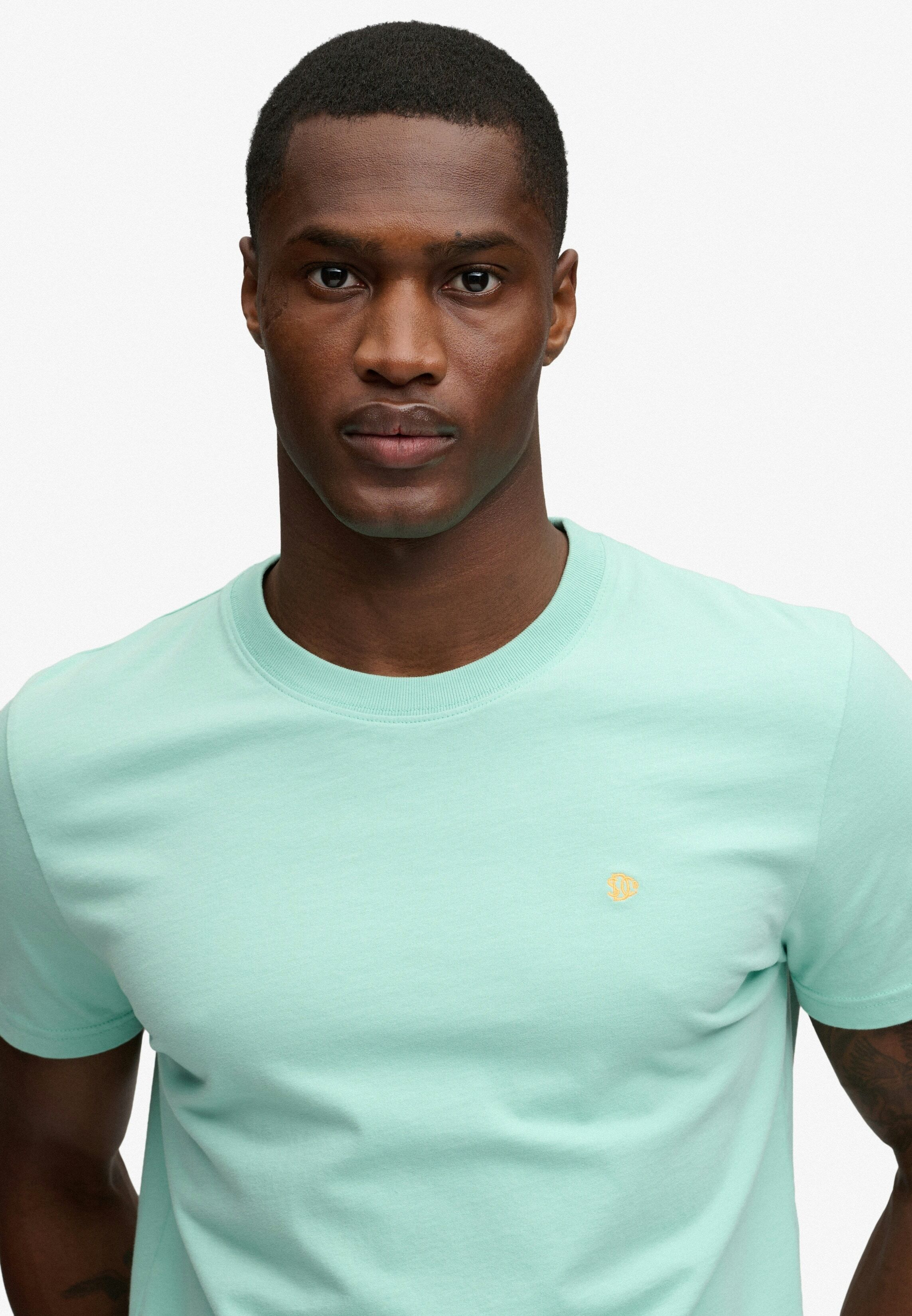 Rundhalsshirt SUPERDRY "ESSENTIAL SDCO LOGO EMB TEE", Herren, Gr. M, grün (spearmint light grün, apricot), Single Jersey, Obermaterial: 100% Baumwolle, unifarben, regular fit normal, Rundhals, Shirts Rundhalsshirt, Baumwolle, regular fit spearmint light g