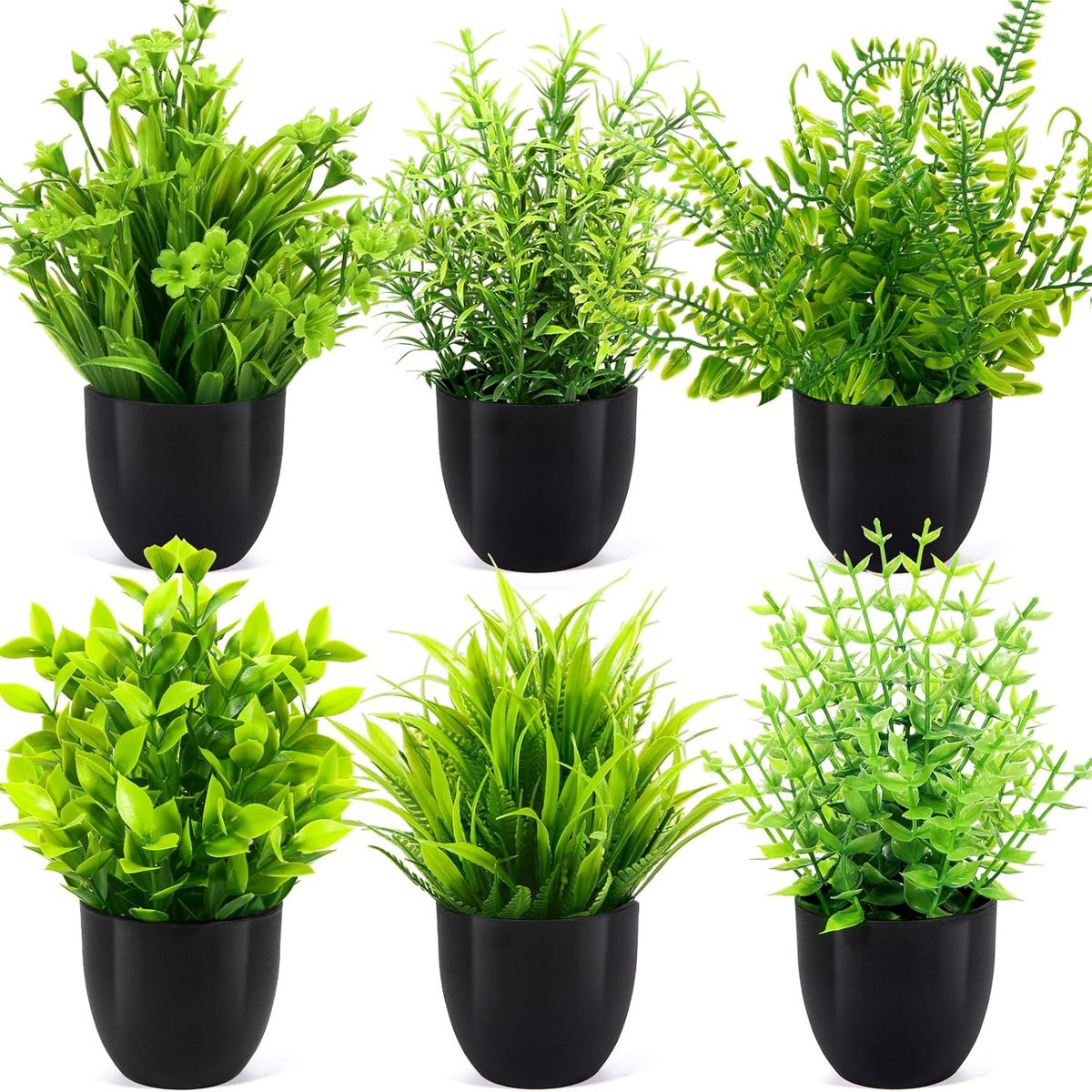 Kleine groene kunstplant met pot voor binnendecoratie