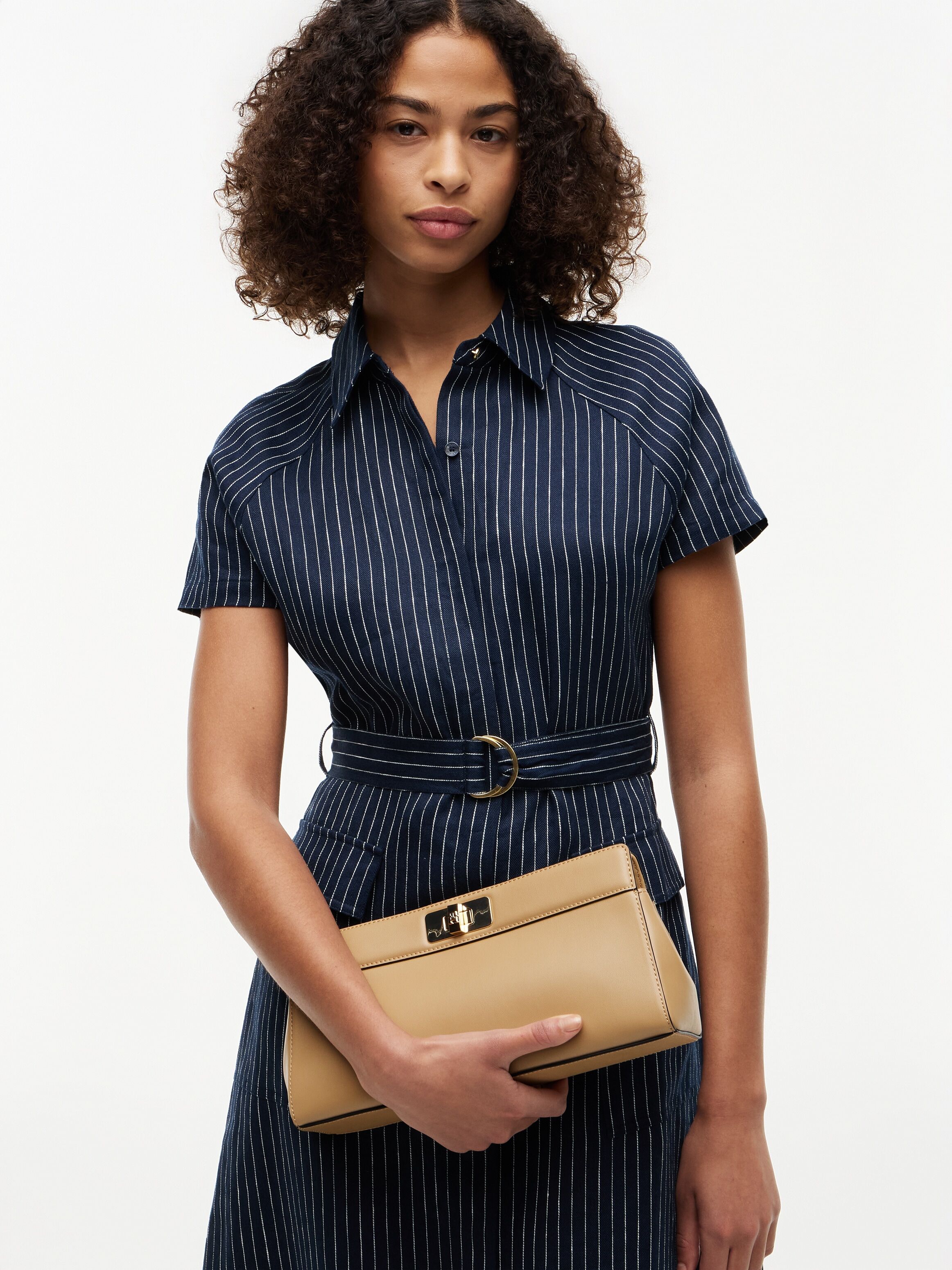 Clutch TOMMY HILFIGER "TH MODERN CLUTCH", Damen, Gr. B/H/T: 30cm x 14cm x 8cm, beige, Lederimitat, Taschen Clutch, Damen Umhängetasche, Handtasche mit goldfarberem Umhängeriemen beige B/H/T: 30cm x 14cm x 8cm