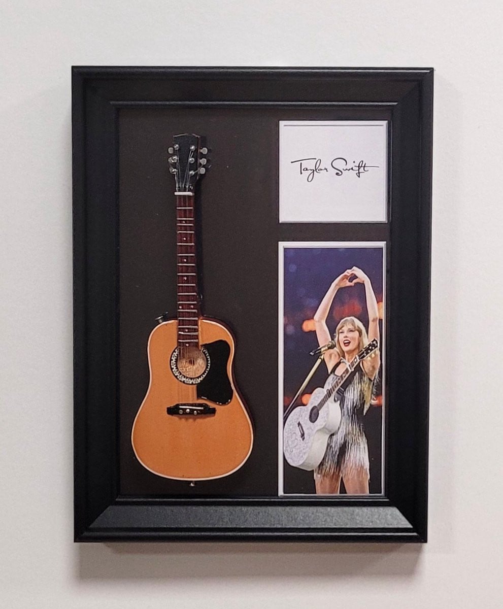 Taylor Swift Miniatuur Gitaar Wanddecoratie met Lijst, 20 x 15 cm