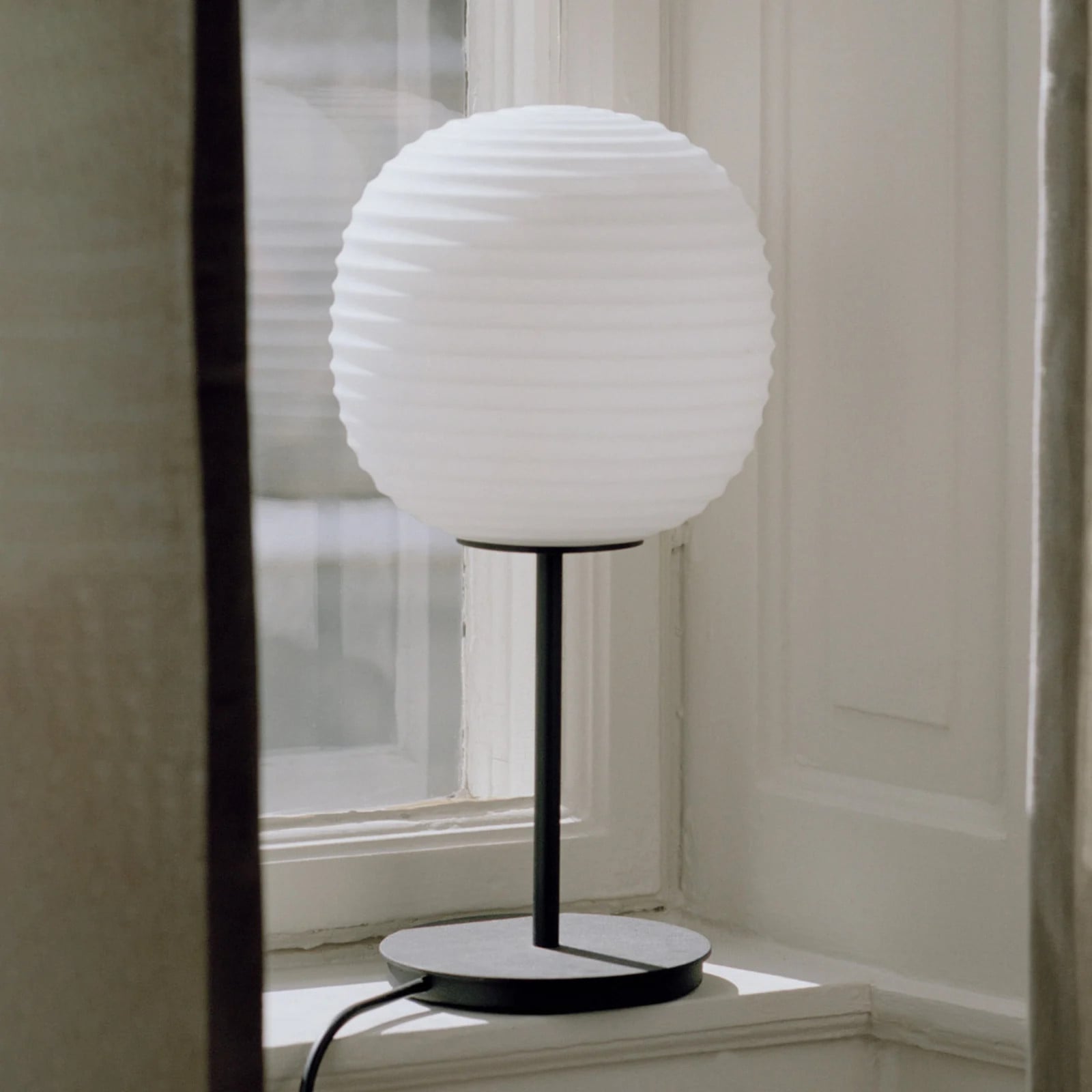 New Works Lantern Small Tafellamp - Wit Glas en Metaal - Bolvormig Design